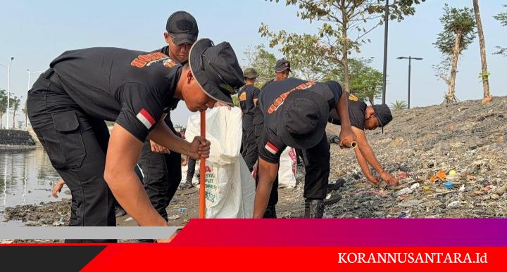 Brimob Polda Metro Jaya Bersihkan Pantai dan Sungai Kaligaga, Wujudkan Lingkungan ASRI