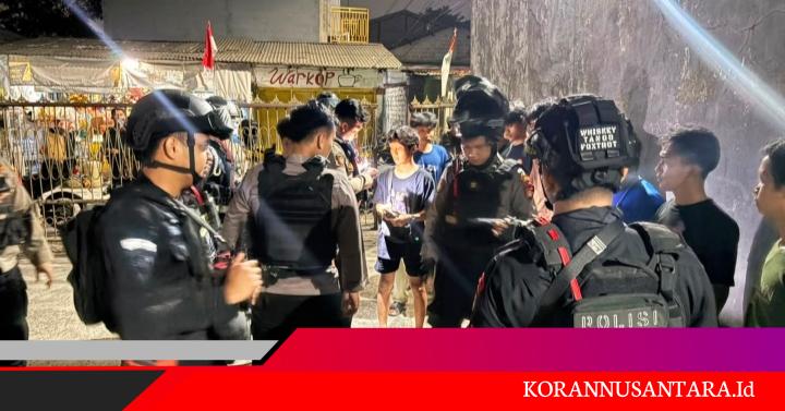 Brimob Polda Metro Jaya Cegah Tawuran di Cipayung, Sita Besi Tajam hingga Balok Dan 8 Pemuda Diamankan