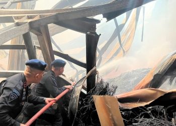 Brimob Polda Metro Jaya Respons Kebakaran Gudang di Kosambi Tangerang