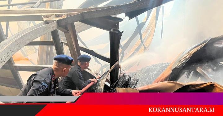 Brimob Polda Metro Jaya Respons Kebakaran Gudang di Kosambi Tangerang