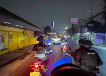 Brimob Polda Metro Jaya Bantu Evakuasi Korban Kecelakaan di Bekasi