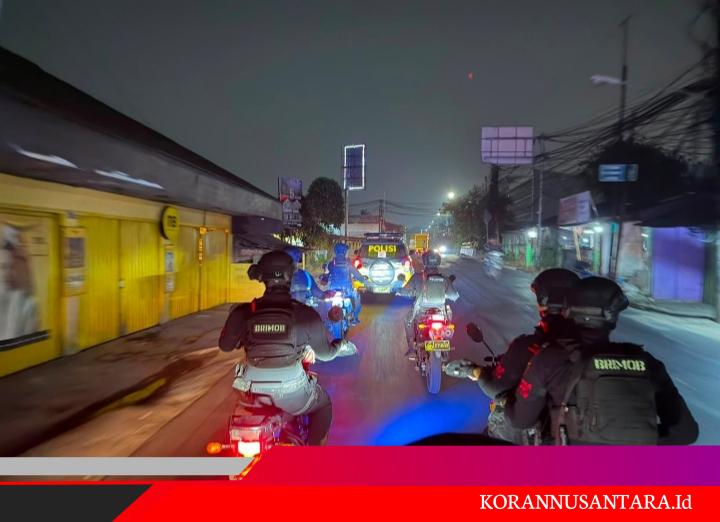 Brimob Polda Metro Jaya Bantu Evakuasi Korban Kecelakaan di Bekasi