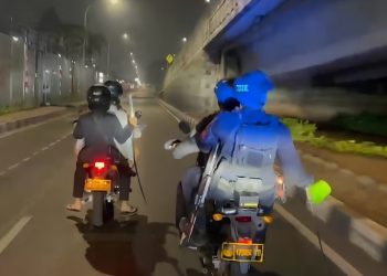 Brimob Polda Metro Jaya Amankan Dua Pemuda Bawa Senjata Tajam Diduga Hendak Tawuran di Jaktim