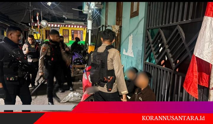 Brimob Polda Metro Jaya Amankan 2 Pemuda Diduga Hendak Tawuran di Lubang Buaya, Celurit Disita