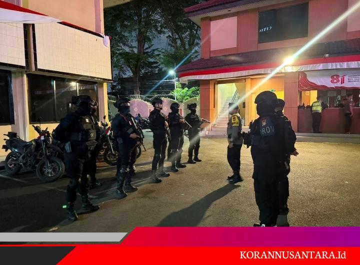 Brimob Polda Metro Jaya Patroli Malam, Warga Jakarta Barat Diajak Jaga Kamtibmas