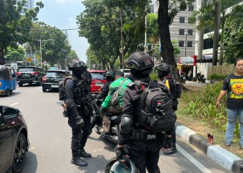 Brimob Polda Metro Jaya Patroli Cipta Kondisi, Bantu Pengemudi Ojol Kecelakaan di Kebun Sirih