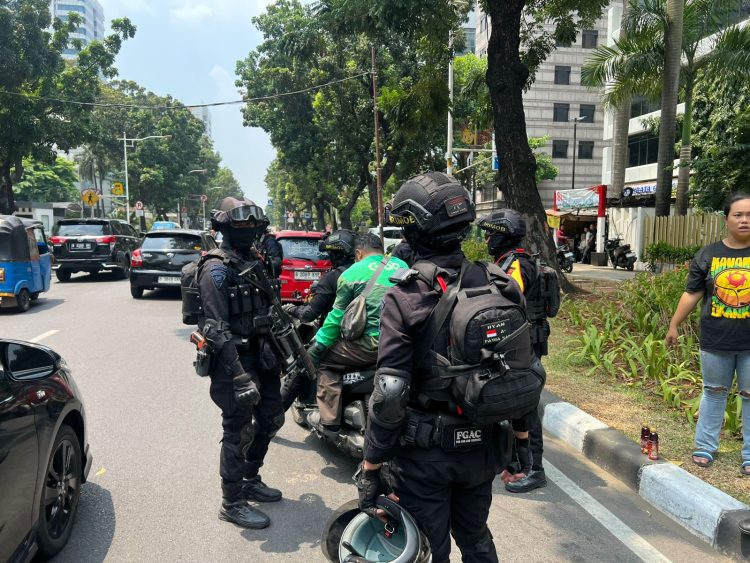 Brimob Polda Metro Jaya Patroli Cipta Kondisi, Bantu Pengemudi Ojol Kecelakaan di Kebun Sirih