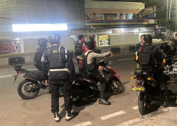 Brimob Metro Jaya Hentikan Pengendara Lawan Arah di Jakarta Timur