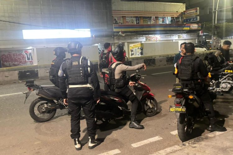 Brimob Metro Jaya Hentikan Pengendara Lawan Arah di Jakarta Timur