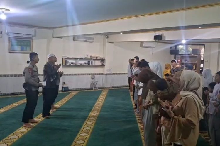 Brimob Polda Metro Jaya Tebar Kepedulian di Jumat Berkah, Berbagi Santunan untuk Anak Yatim dan Doa Bersama
