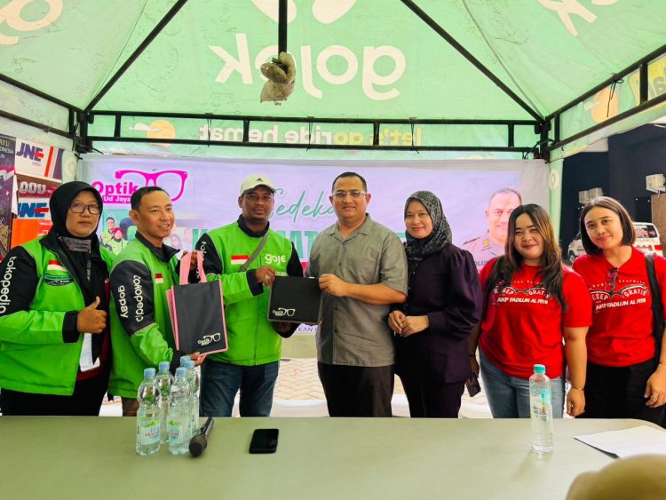 Dari Polisi untuk Masyarakat, AKP Fadlun Al Fitri dan Istri Berbagi Kacamata Resep kepada Pengemudi Gojek