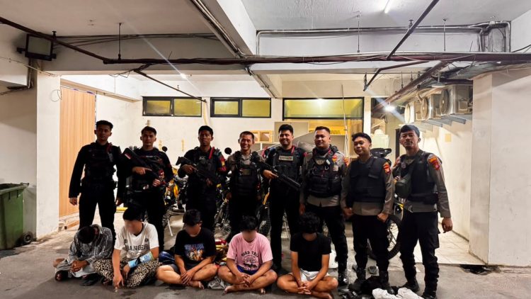 Brimob Polda Metro Jaya Amankan 5 Pemuda dan 3 Sajam Diduga Hendak Tawuran di Jaktim