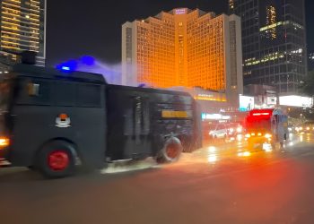 Brimob Metro Jaya Semprot Jalan di Jakarta-Tangsel-Bekasi Antisipasi Abu Vulkanik Anak Krakatau