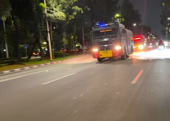 Brimob Polda Metro Jaya Semprot Jalanan Jakarta, Tangerang hingga Bekasi Antisipasi Imbas Abu Anak Krakatau Dan Bagikan Masker ke Warga