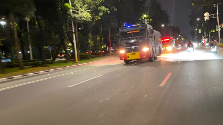 Brimob Polda Metro Jaya Semprot Jalanan Jakarta, Tangerang hingga Bekasi Antisipasi Imbas Abu Anak Krakatau Dan Bagikan Masker ke Warga