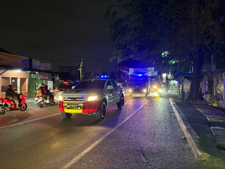 Batalyon C Pelopor Brimob Metro Jaya Semprot Jalan Antisipasi Abu Anak Krakatau di Ciputat-Pamulang, Tangerang