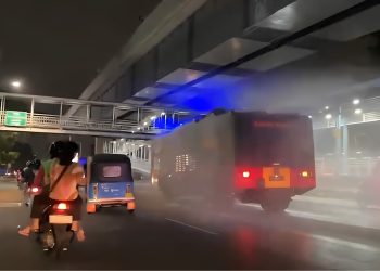 Batalyon B Pelopor Brimob Metro Jaya Semprot Jalanan Antisipasi Abu Anak Krakatau di Cipinang-Pulogadung