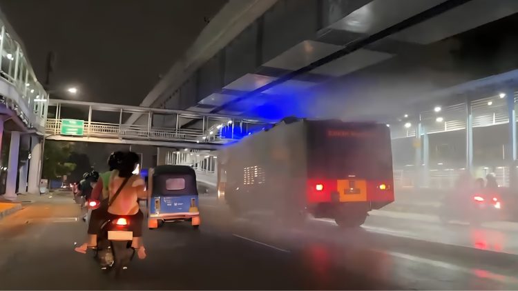Batalyon B Pelopor Brimob Metro Jaya Semprot Jalanan Antisipasi Abu Anak Krakatau di Cipinang-Pulogadung