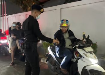 Brimob Metro Jaya Bagikan Masker dan Imbau Warga Antisipasi Abu Vulkanik Anak Krakatau