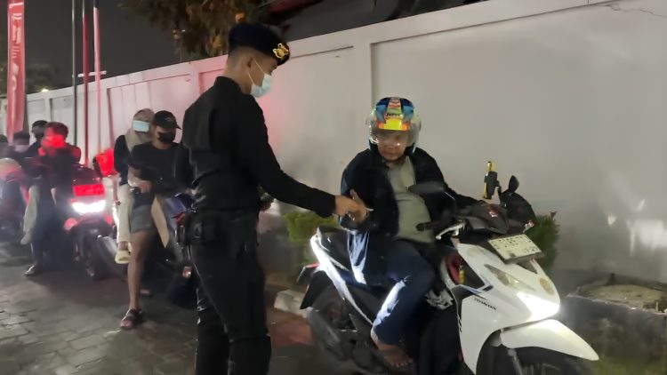 Brimob Metro Jaya Bagikan Masker dan Imbau Warga Antisipasi Abu Vulkanik Anak Krakatau