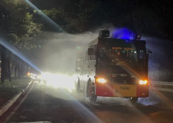Batalyon D Pelopor Brimob Metro Jaya Semprot Jalan Terdampak Abu Anak Krakatau di Tegal Danas, Bekasi