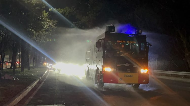Batalyon D Pelopor Brimob Metro Jaya Semprot Jalan Terdampak Abu Anak Krakatau di Tegal Danas, Bekasi