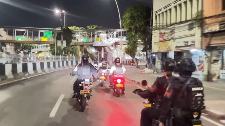 Brimob Polda Metro Jaya Cegah Tawuran Meluas, Amankan 1 Pelaku dan 2 Celurit Usai Tawuran di Cakung