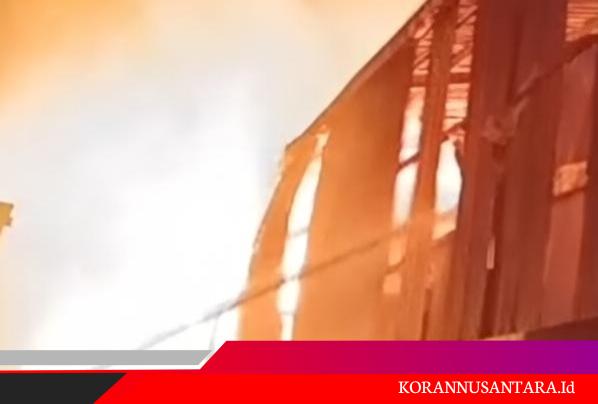 Kebakaran Hebat Landa PT Surya Lestari di Lippo Cikarang