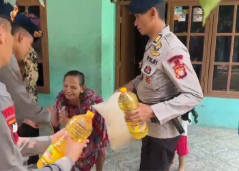Brimob Polda Metro Jaya Berbagi Sembako untuk Warga Kampung Rawa Binong Bekasi