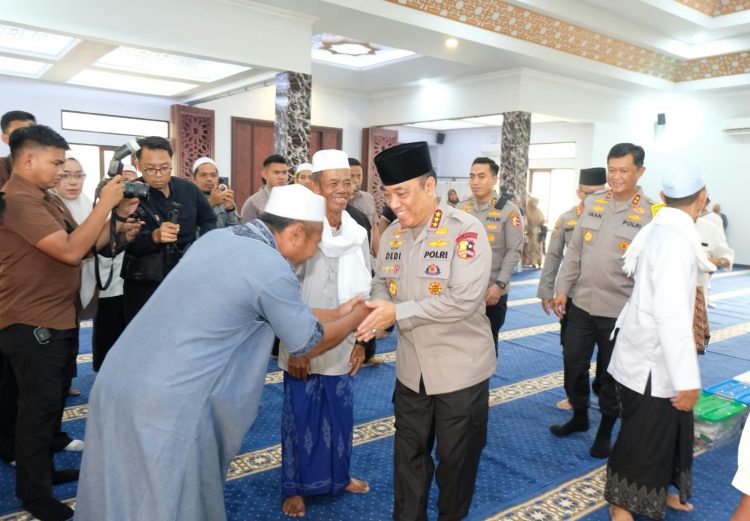 Di Tengah Penanganan Karhutla, Wakapolri Dedi Prasetyo Sempatkan Berbagi di Masjid Natabel Jannah