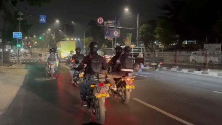 Brimob Polda Metro Jaya Amankan 6 Pemuda Hendak Tawuran, Serta Temukan Sajam dan Cairan Diduga Air Keras di Duren Sawit Jaktim