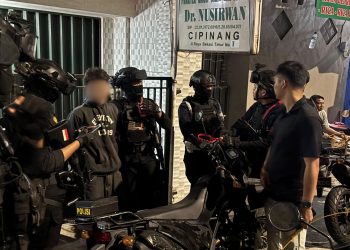 Brimob Amankan 15 Pemuda Diduga Hendak Tawuran di Jaktim, Ditemukan Celurit hingga Molotov