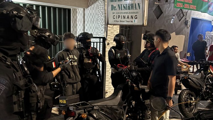 Brimob Amankan 15 Pemuda Diduga Hendak Tawuran di Jaktim, Ditemukan Celurit hingga Molotov