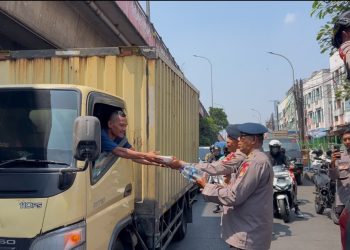 Brimob Metro Jaya Peduli Tulus Berbagi, 300 Paket Makanan untuk Warga Ciputat