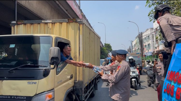 Brimob Metro Jaya Peduli Tulus Berbagi, 300 Paket Makanan untuk Warga Ciputat