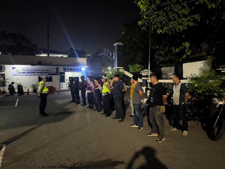Patmob D 73 Kompi 2 Batalyon D Pelopor Medan Satria Gelar Patroli Guantibmas di Wilayah Bekasi Kota