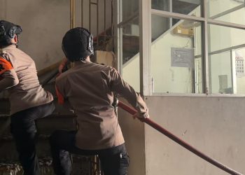 Brimob Polda Metro Jaya Sigap Tangani Kebakaran Gudang Tekstil di Pasar Asemka
