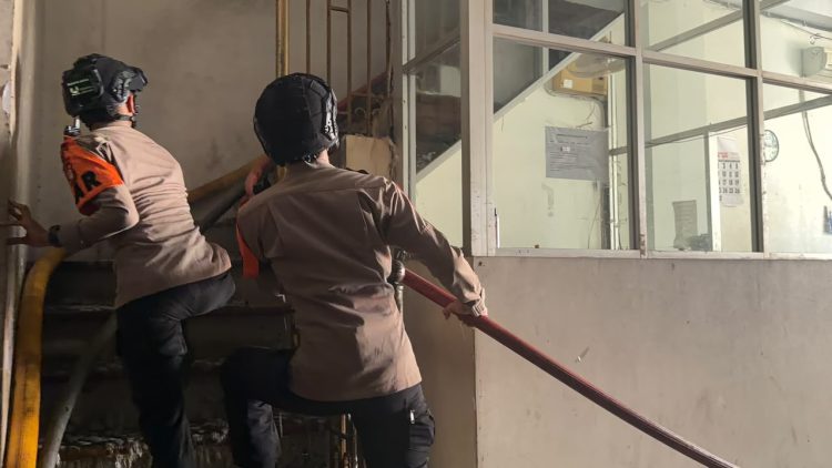 Brimob Polda Metro Jaya Sigap Tangani Kebakaran Gudang Tekstil di Pasar Asemka