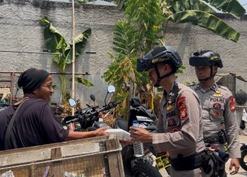 Brimob Polda Metro Jaya Bagikan Makanan Gratis untuk Warga Ciputat