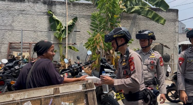 Brimob Polda Metro Jaya Bagikan Makanan Gratis untuk Warga Ciputat