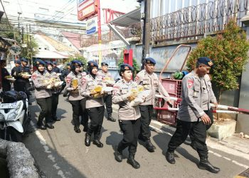 Brimob Polda Metro Jaya Peduli Warga Kwitang, 150 Paket Sembako Dibagikan