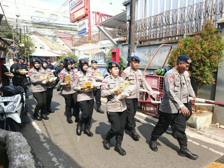 Brimob Polda Metro Jaya Peduli Warga Kwitang, 150 Paket Sembako Dibagikan
