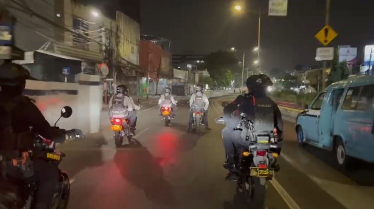 Brimob Polda Metro Jaya Amankan 2 Terduga Begal di Jaktim, Pisau hingga 5 HP Disita