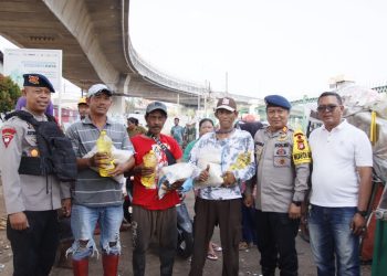 Brimob Polda Metro Jaya Tebar Kepedulian Bagikan Beras dan Minyak Goreng untuk Warga Medan Satria