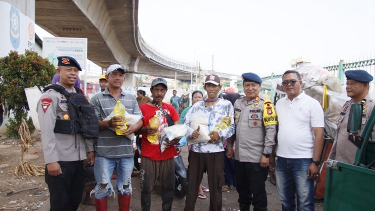 Brimob Polda Metro Jaya Tebar Kepedulian Bagikan Beras dan Minyak Goreng untuk Warga Medan Satria