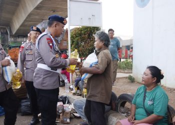 Brimob Polda Metro Jaya Peduli Bagikan Paket Sembako di Cipinang