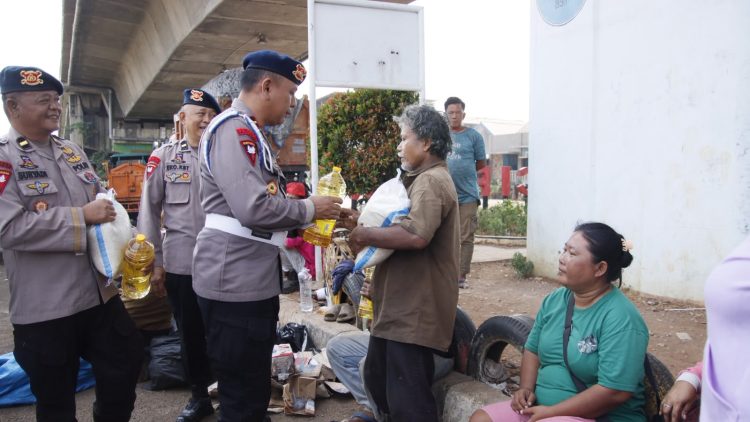 Brimob Polda Metro Jaya Peduli Bagikan Paket Sembako di Cipinang