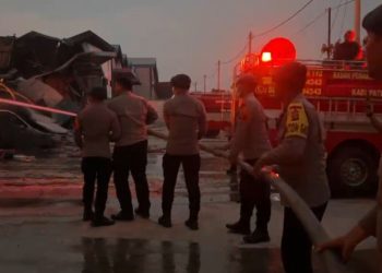 Brimob Polda Metro Jaya Respons Cepat Bantu Penyemprotan Dan Pengamanan Area Kebakaran 26 Gudang di Kosambi