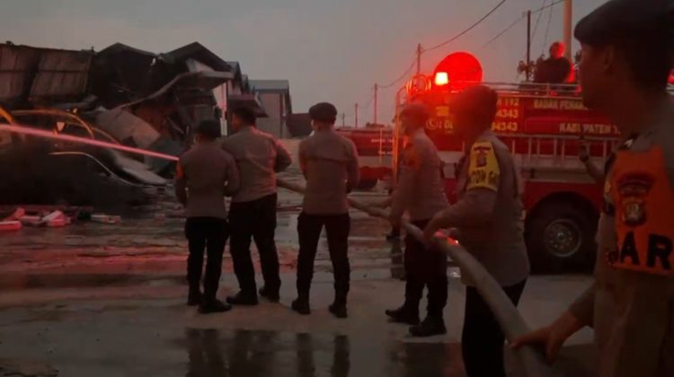 Brimob Polda Metro Jaya Respons Cepat Bantu Penyemprotan Dan Pengamanan Area Kebakaran 26 Gudang di Kosambi
