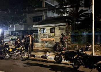 Brimob Polda Metro Jaya Sisir Lokasi Tawuran, Amankan Remaja Diduga Bawa Air Keras dan Pedang di Lokasi Tawuran Jaktim